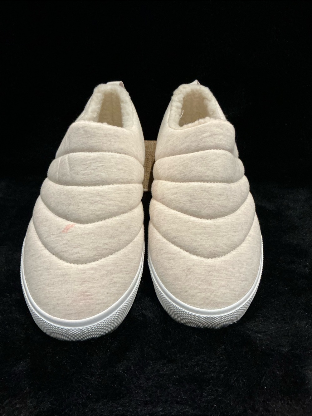 Hurley Quilted Slip-On Slippers in Cream Size 9